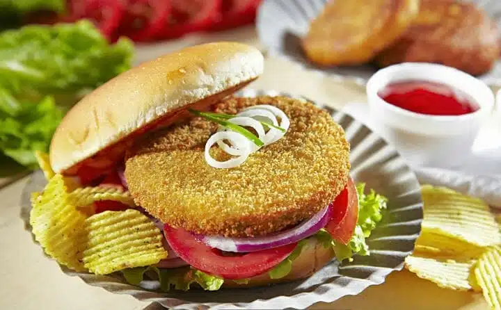 burger cu chiftele de cartofi indiene