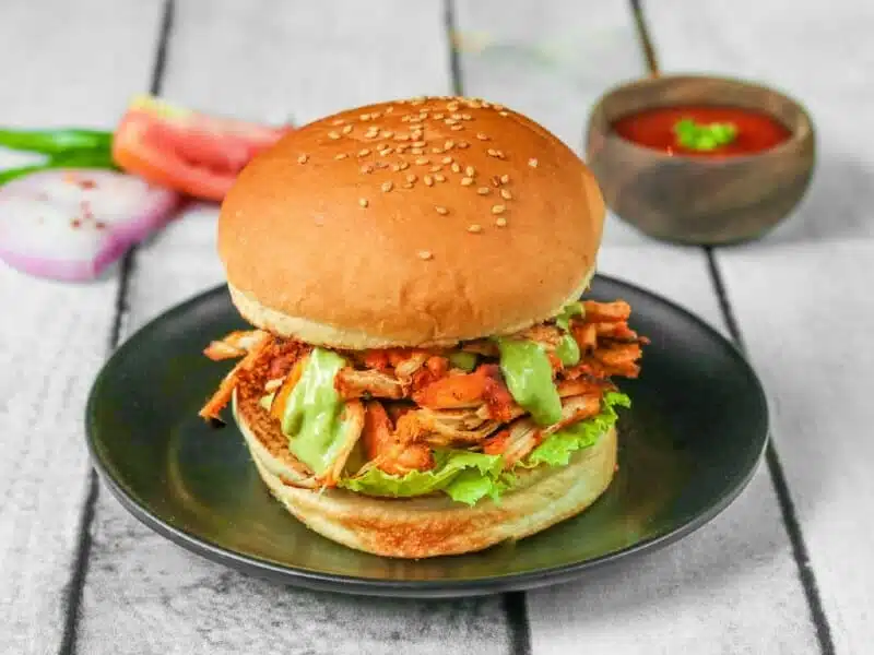 burger cu pui tandoori